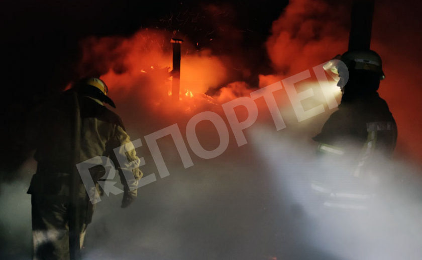 В Новомосковском районе ночью напрочь сгорела большая хозпостройка