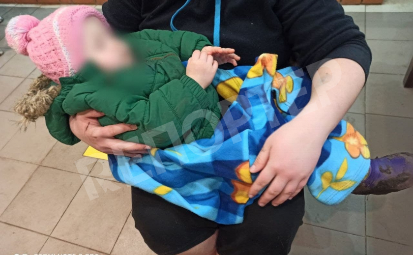 Под Новомосковском пьяная мамаша избила и выгнала маленьких детей на улицу