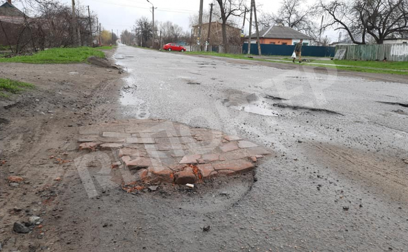 Жители Новомосковска начали выкладывать дороги кирпичами