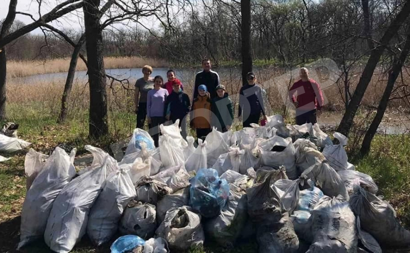 Под Новомосковском волонтеры вынули из воды 100 мешков мусора
