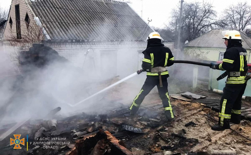 В Новомосковске загорелся жилой дом