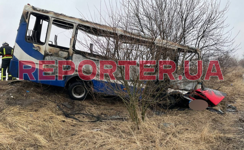 В результате столкновения рейсового автобуса и легковушки под Новомосковском заживо сгорел мужчина: подробности ДТП