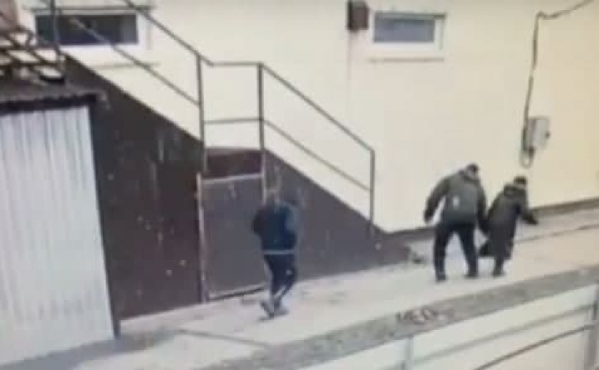 Видео момента: в Новомосковске грабитель напал на 78-летнюю беспомощную старушку