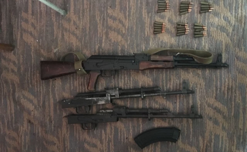 В Новомосковске у местного жителя обнаружили арсенал оружия