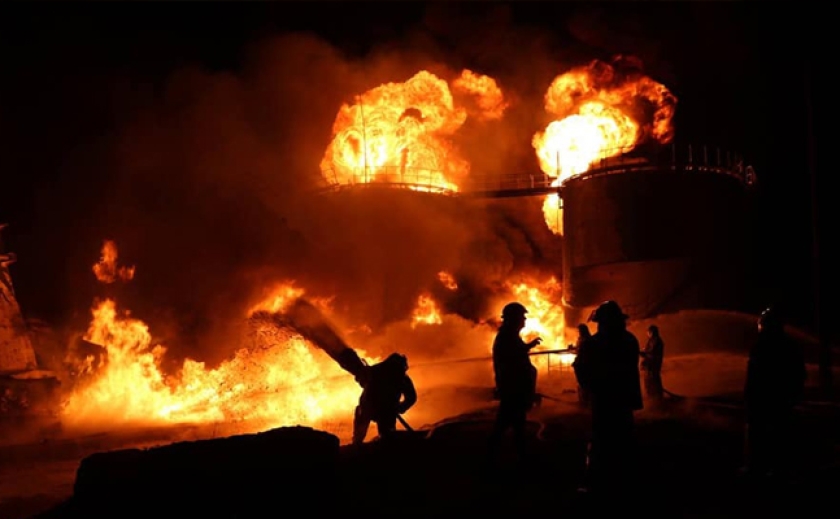 Из-за вражеской атаки: Пожар на нефтебазе в Новомосковском районе тушили 46 спасателей