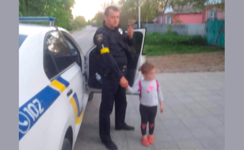 Мать не заметила пропажи ребенка: В Новомосковском районе Днепропетровщины полицейские вернули домой 3-летнюю девочку