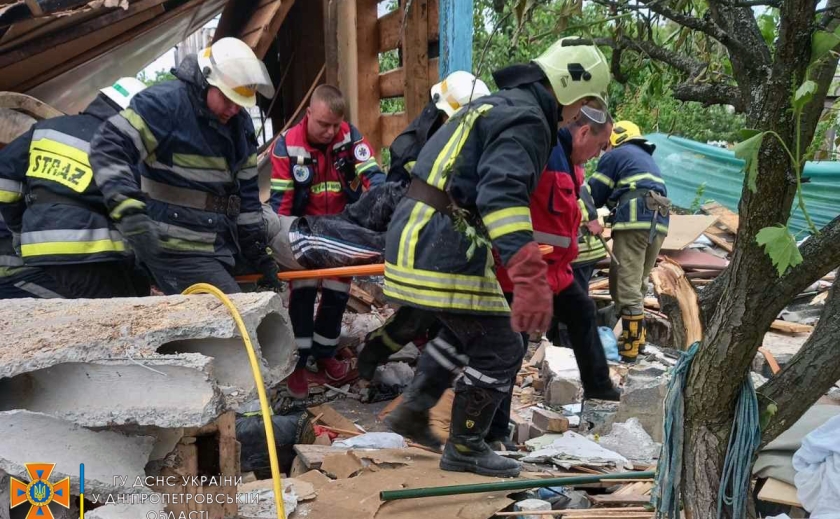 В Новосёловке Новомосковского района спасатели достали пострадавшего мужчину из-под завала дома