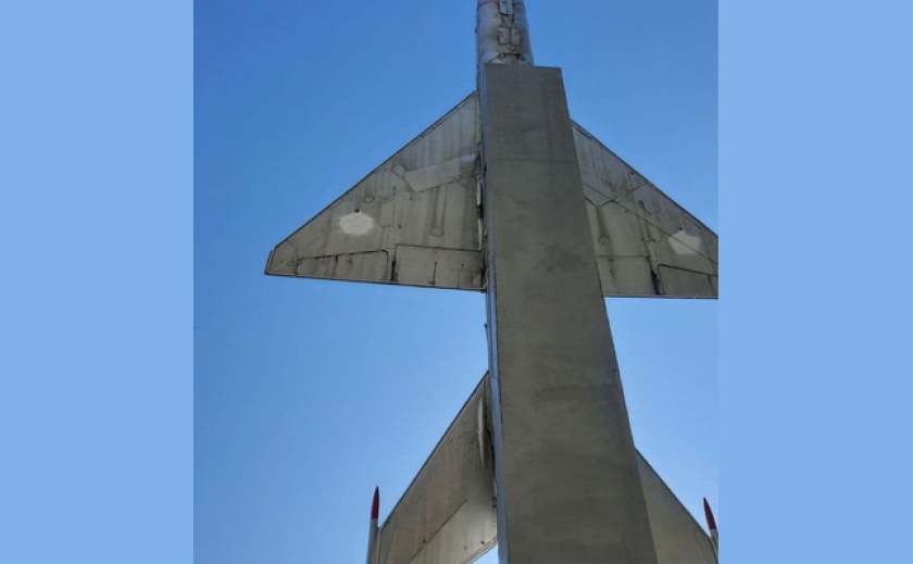 Звезды закрасили: Новомосковск решил оставить памятник самолету