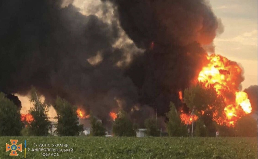 В Новомосковском районе вторые сутки тушат пожар после ракетного удара