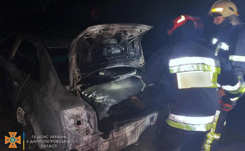 Знищено моторний відсік, салон та багажне відділення: вночі у Новомосковську згоріла «Audi»