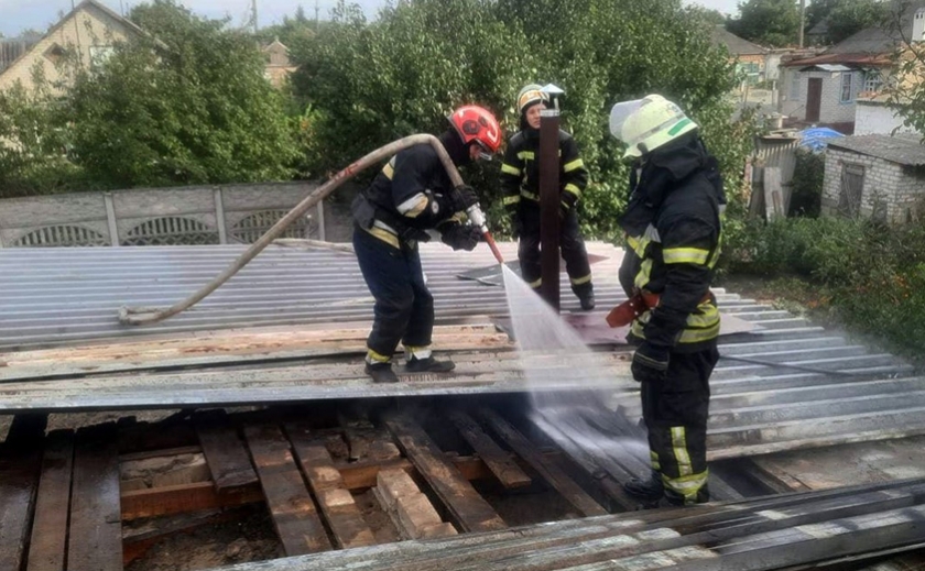 У Новомосковську загорілася приватна лазня: до гасіння пожежі було залучено дві бригади рятувальників