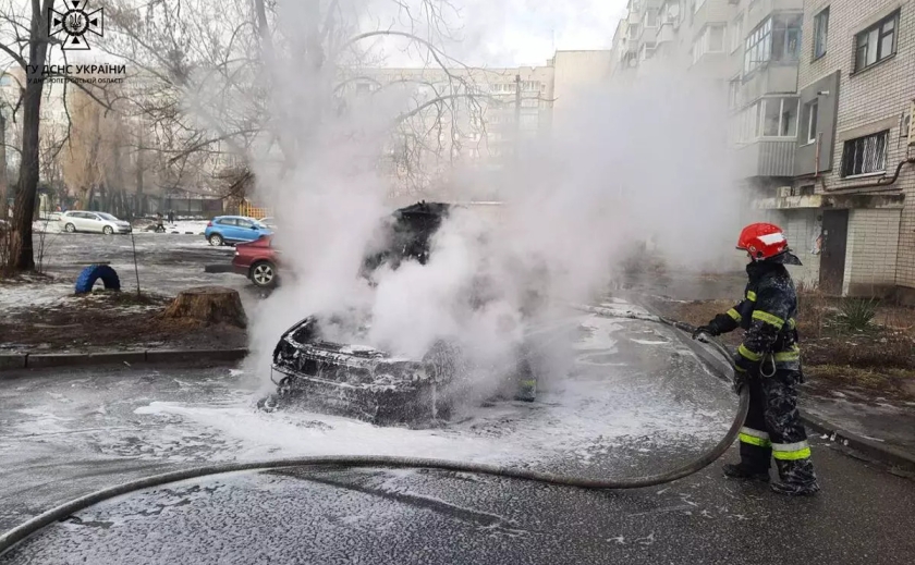 У Новомосковську під багатоповерхівкою згоріло авто