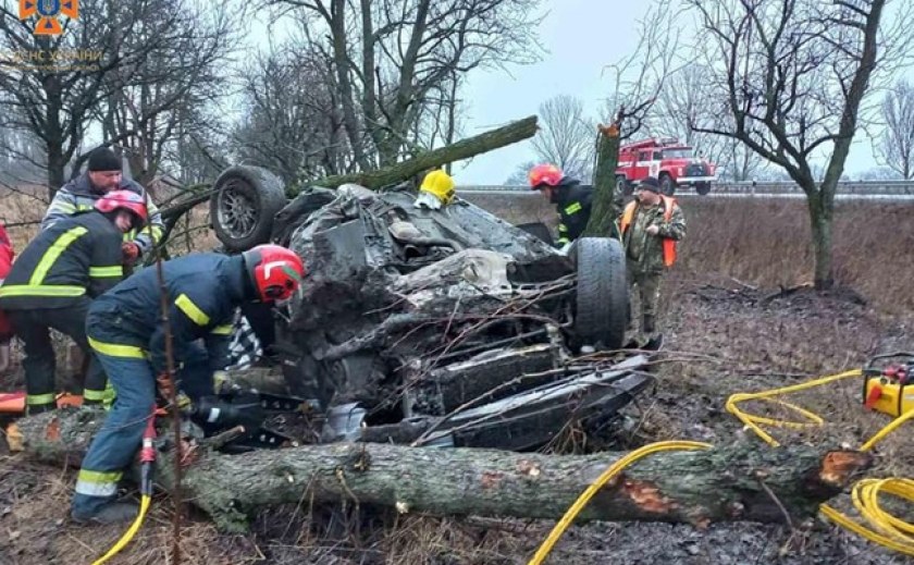 В Новомосковському районі Дніпропетровщини рятувальники визволили травмованого водія з понівеченого «BMW»