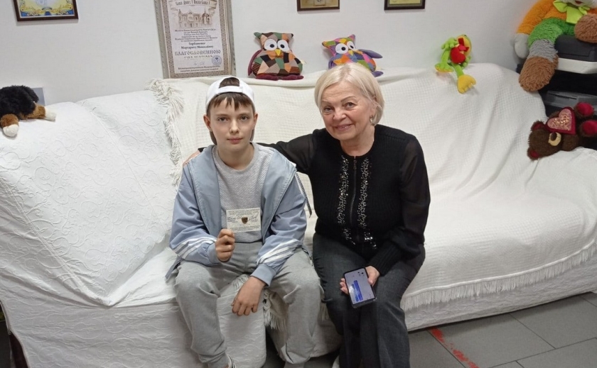 «Бойовий нікополець»: хлопчику, якого бабуся повернула з Росії, вручили відзнаку