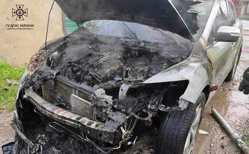У Новомосковську спалахнуло припарковане авто: подробиці