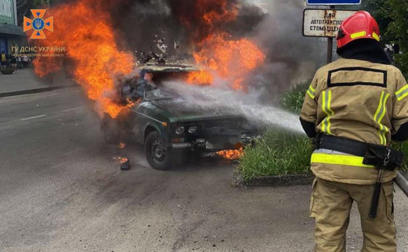 У Новомосковську рятувальники загасили палаючий автомобіль