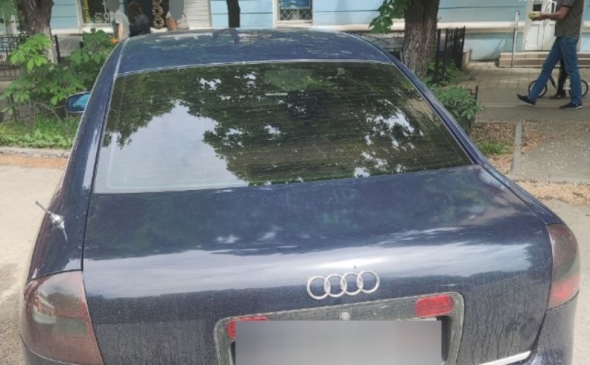 У Новомосковську патрульні затримали водійку Audi з підробленими документами