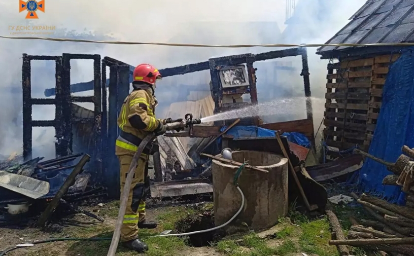 У Новомосковську вогнеборці загасили палаючу господарчу споруду