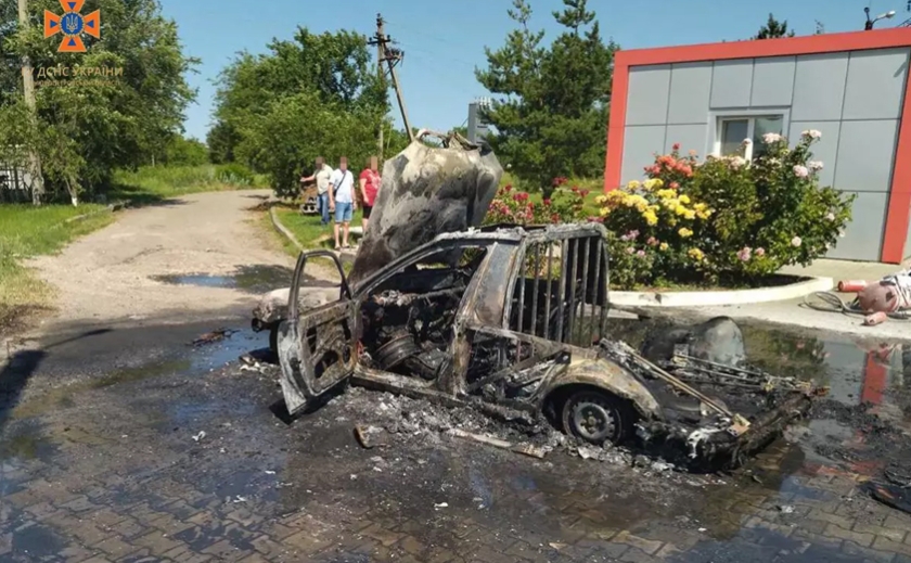 Вогонь миттєво охопив моторний відсік: у Новомосковському районі зайнявся легковик