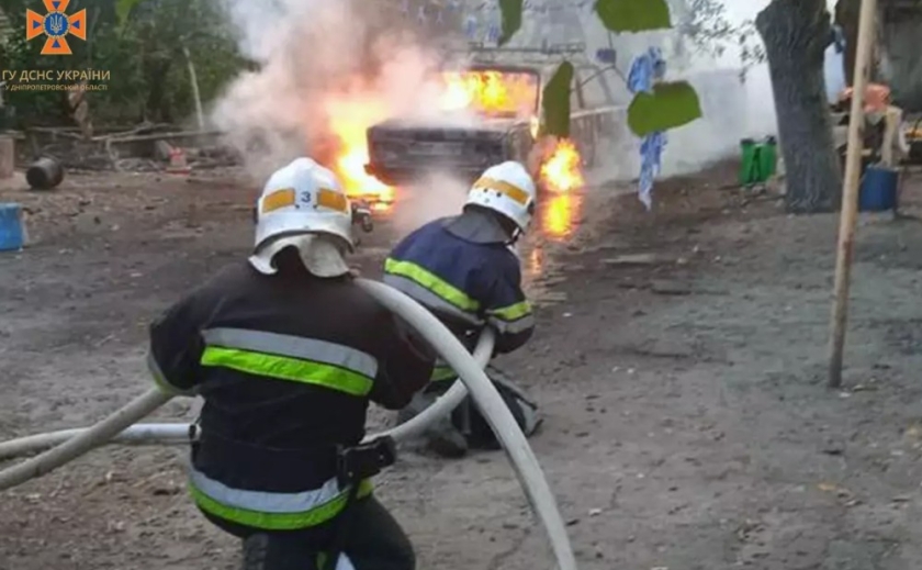 Спалахнув посеред двору: У Новомосковському районі згорів легковик