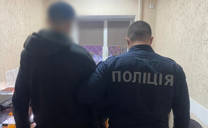 Попросив подзвонити та втік разом з телефоном: поліцейські Новомосковська затримали грабіжника