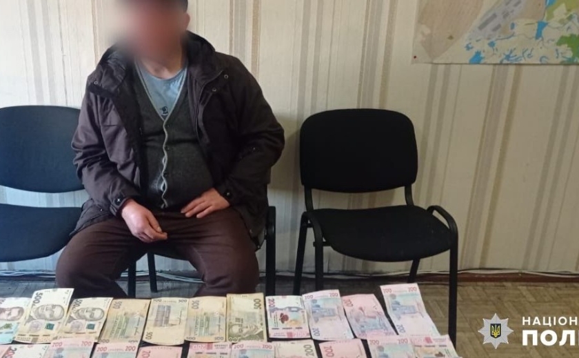 Заволодів виручкою з каси в сумі понад 9 тисяч гривень та втік: у Новомосковську поліцейські встановили особу зловмисника