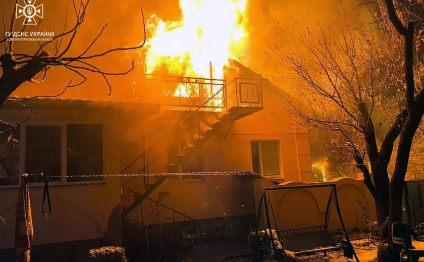 Вогонь охопив дах та перекриття: у Новомосковському районі вночі сталася пожежа в двоповерховому житловому будинку