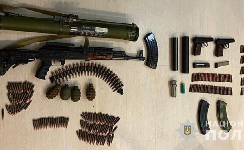 Автомат, гранатомет та гранати: у 43-річного мешканця Новомосковського району вилучили арсенал зброї та боєприпасів