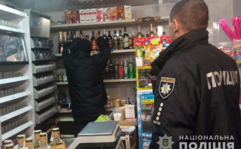 У Новомосковську поліцейські припинили нелегальну торгівлю підакцизних товарів та вилучили продукції на майже 300 тис. гривень