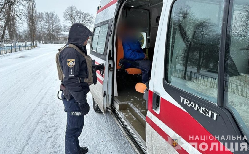 Поліцейські Новомосковська врятували чоловіка під час зимової негоди