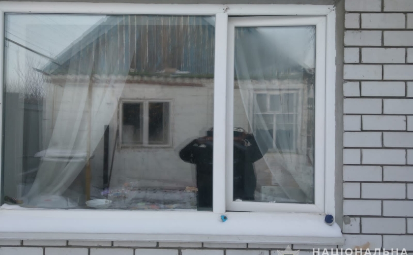 У Новомосковську поліцейські затримали двох крадіїв, які проникли до оселі через вікно та викрали цінні речі