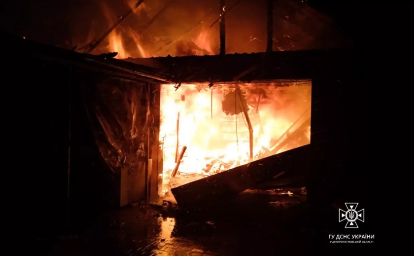 Існувала загроза розповсюдження вогню на житловий будинок: у Новомосковську зайнялись лазня, гараж та прибудови