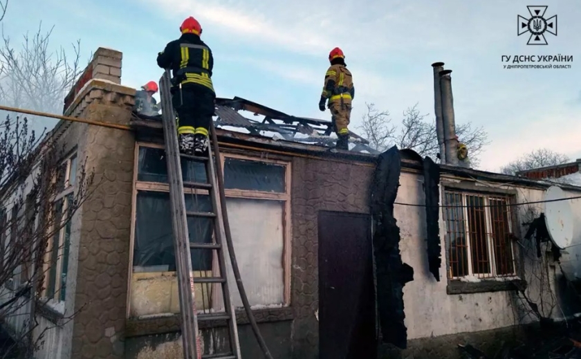 Горів дах та майно всередині будинку: у Новомосковському районі надзвичайники загасили займання