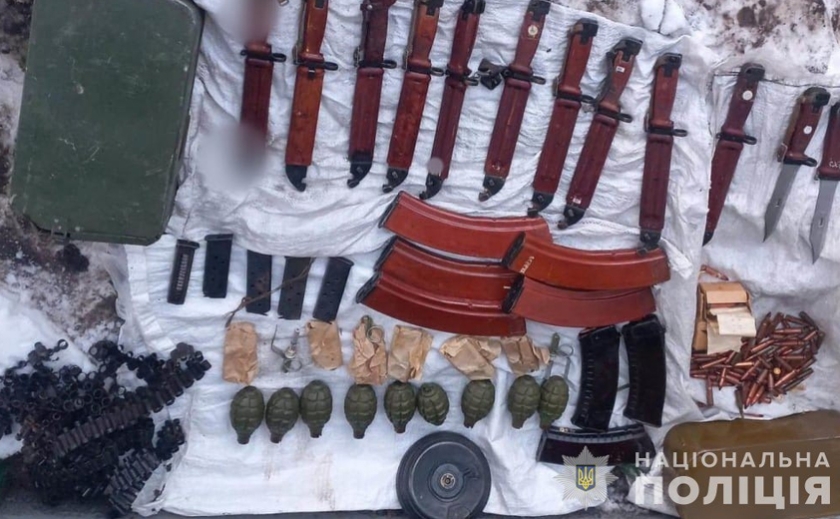 У Новомосковському районі поліцейські виявили у місцевого жителя схрон з боєприпасами та зброєю: деталі