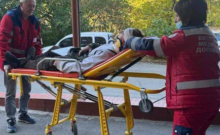 У Новомосковську 16-річний хлопець на мопеді врізався в авто: його госпіталізували