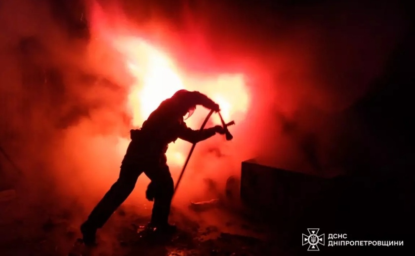 Горів дах та майно: у Самарівському районі рятувальники ліквідували пожежу на території приватного домоволодіння