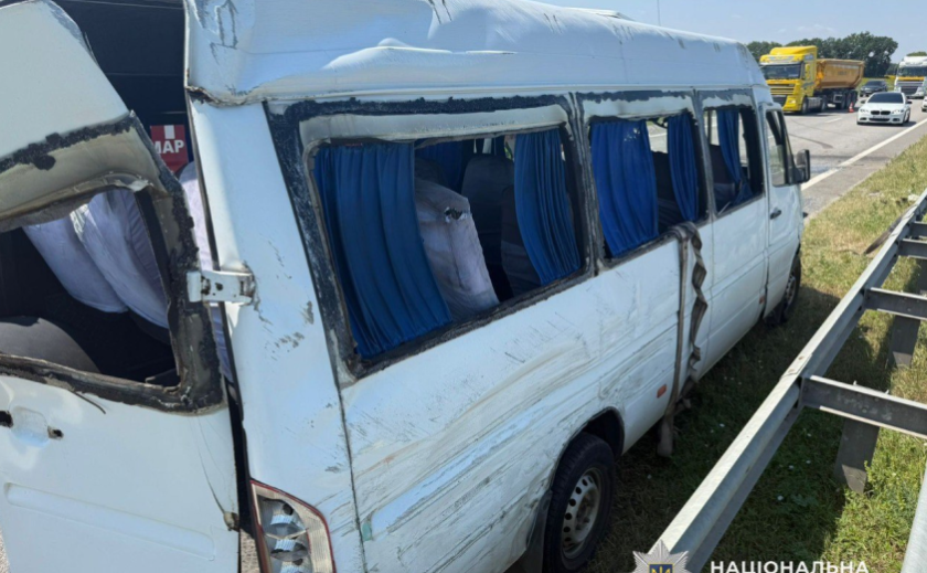 Зіткнувся з «Volkswagen», вʼїхав у відбійник та перекинувся: у Самарі маршрутка з пасажирами потрапила в ДТП