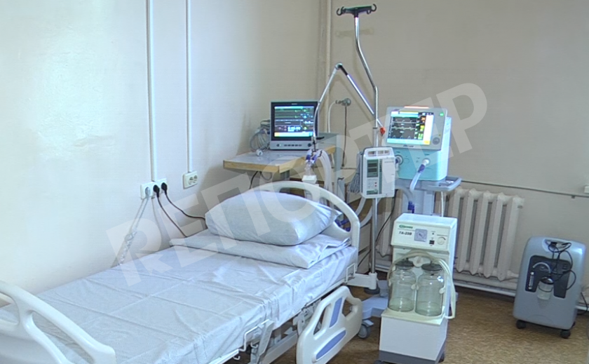 Новомосковской больнице передали аппараты ИВЛ и многофункциональные кровати