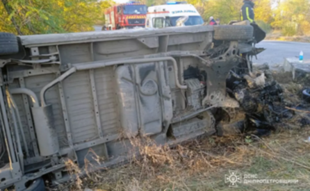 Вилетів в кювет та перекинувся на бік: рятувальники Самару ліквідували наслідки ДТП з потерпілими