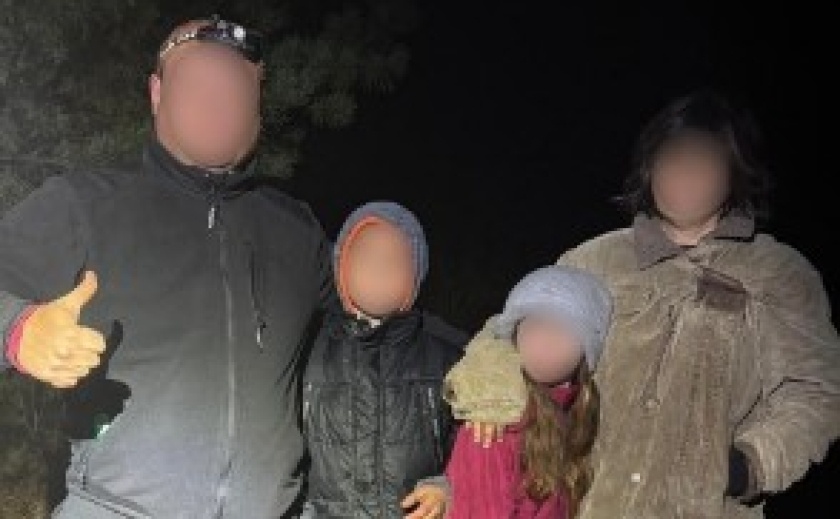 Заблукали в лісі: у Самарівському районі поліцейські розшукали жінку з дітьми