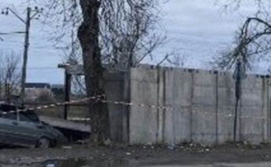 У місті Самар бетонна плита укриття впала на легковий автомобіль: деталі