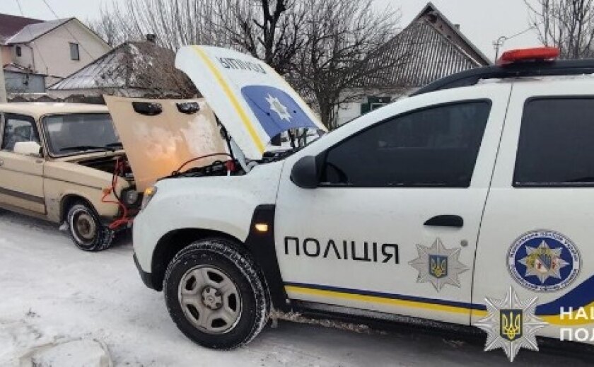 Допомога у скрутну хвилину: поліцейські Самарівської громади підтримали водія на дорозі