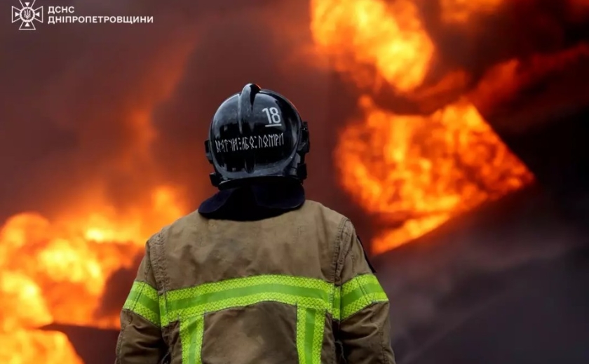 Рятувальники ліквідували пожежу, спричинену російською атакою на Дніпропетровщині