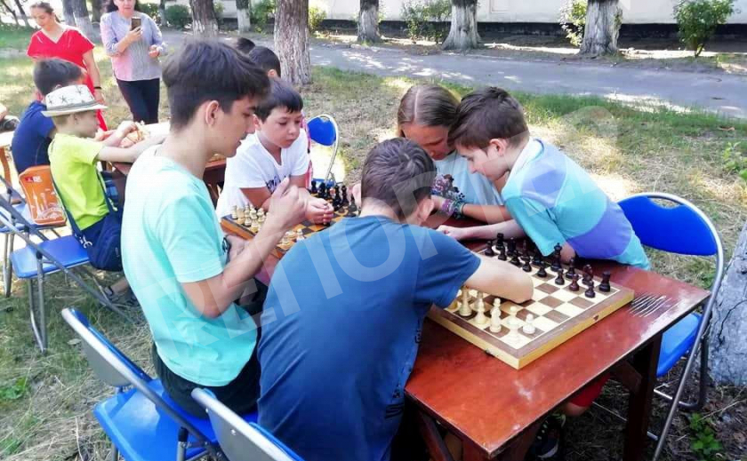 Новомосковская детвора играет в шахматы и угощается сладеньким
