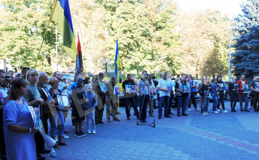 Новомосковский мэр вышел к митингующим решать вопрос