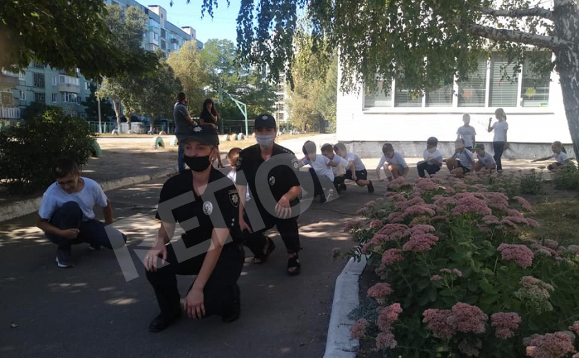 Новомосковские полицейские занимаются спортом вместе с малышами