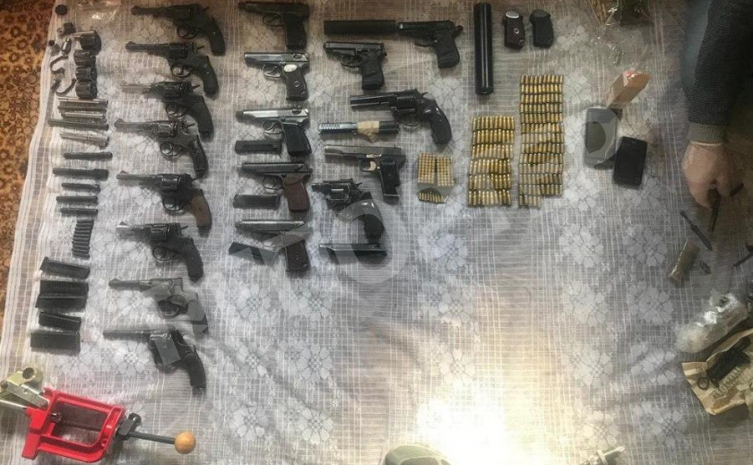 Домашний арсенал жителя Новомосковска поразил даже прокурорских: одних револьверов - десяток!